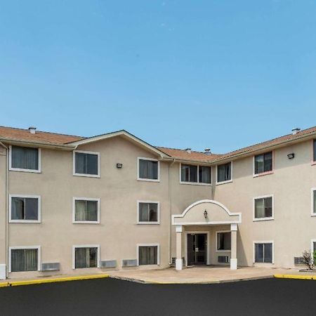 Quality Inn & Suites Earth City Exterior photo