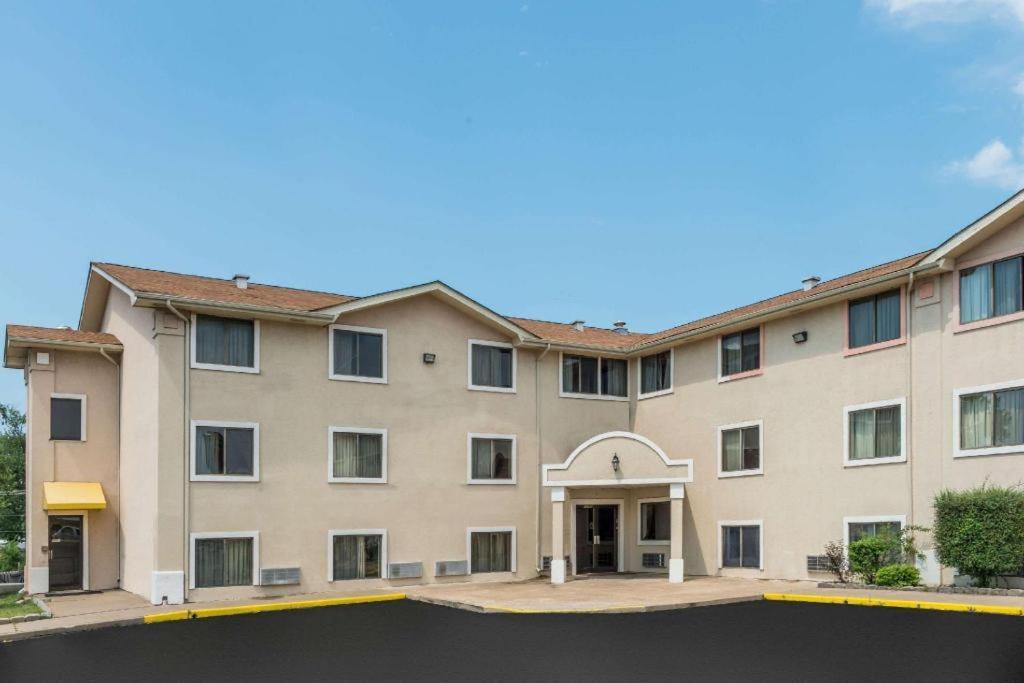 Quality Inn & Suites Earth City Exterior photo